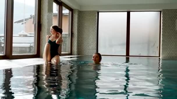 Două Femei Sexy Înoată Piscină Femeile Relaxează Spa Conceptul Relaționare — Videoclip de stoc