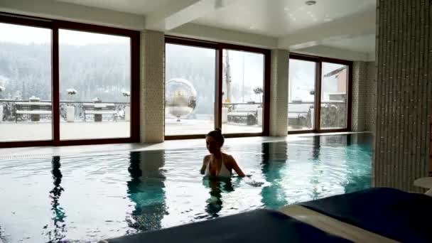 Zwei Sexy Frauen Schwimmen Pool Womans Entspannen Spa Entspannungskonzept Hotel — Stockvideo