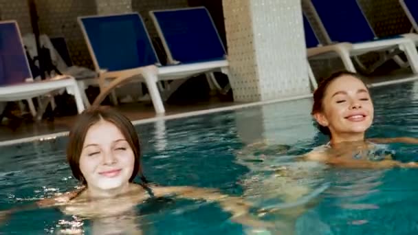 Dvě Sexy Ženy Plavat Bazénu Ženy Relaxuje Lázních Relaxační Koncept — Stock video