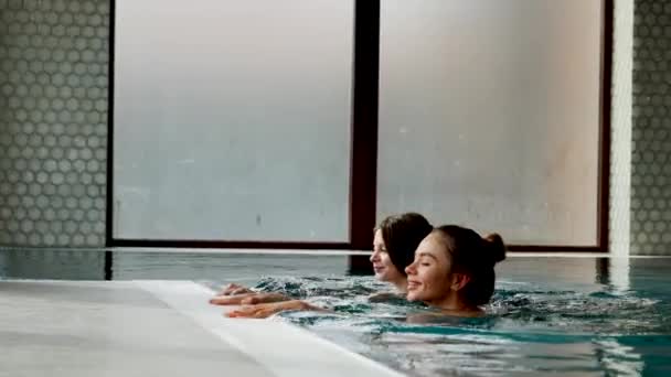 Δύο Σέξι Γυναίκες Κολυμπούν Στην Πισίνα Γυναίκες Χαλαρώνουν Στο Spa — Αρχείο Βίντεο