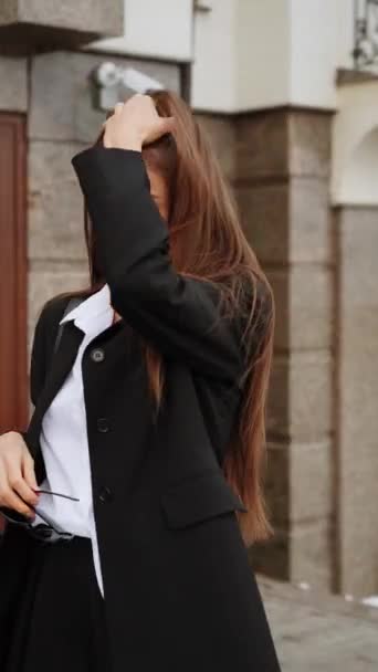 Una Mujer Con Estilo Traje Negro Camisa Blanca Con Gafas — Vídeo de stock