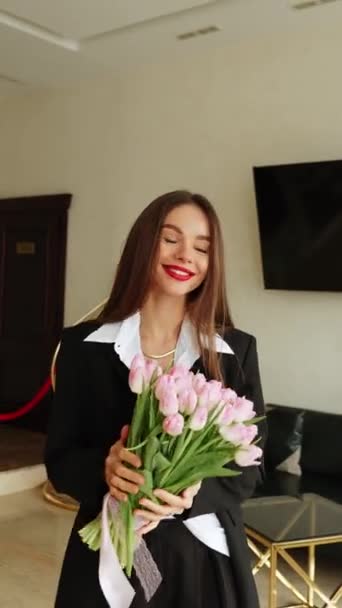 Una Bella Donna Abito Nero Tiene Freschi Tulipani Flowers Tulips — Video Stock