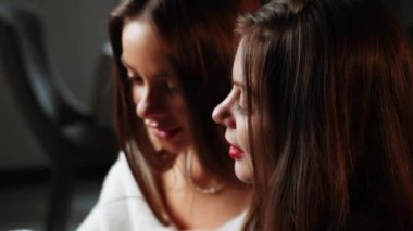 İki genç kadın bir restoranda yemek yiyor. İki arkadaşla buluşmak ve birlikte yemek yemek. Restoran konsepti