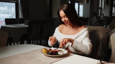 İki genç kadın bir restoranda yemek yiyor. İki arkadaşla buluşmak ve birlikte yemek yemek. Restoran konsepti