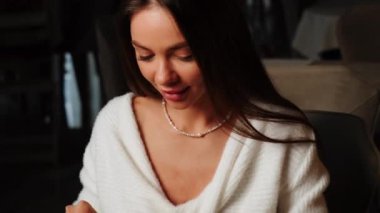 İki genç kadın bir restoranda yemek yiyor. İki arkadaşla buluşmak ve birlikte yemek yemek. Restoran konsepti
