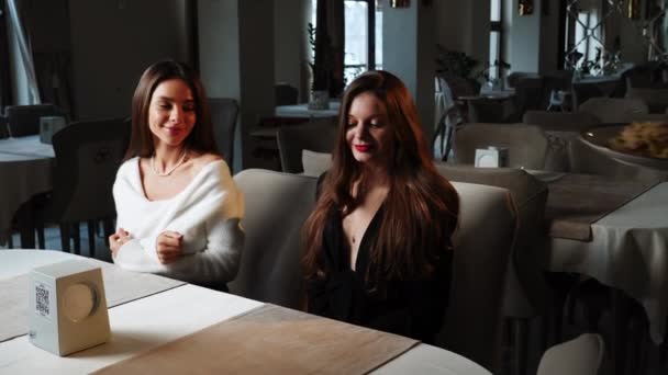 Dwie Młode Kobiety Jedzą Restauracji Spotkanie Dwojga Przyjaciół Wspólny Obiad — Wideo stockowe