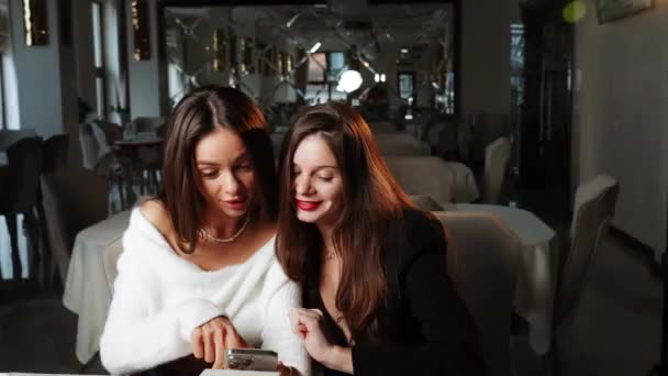2人の若い女性がレストランで食事をする 2人の友人と会って 一緒に夕食をとる レストランコンセプト — ストック動画