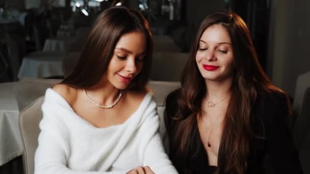 2人の若い女性がレストランで食事をする 2人の友人と会って 一緒に夕食をとる レストランコンセプト — ストック動画