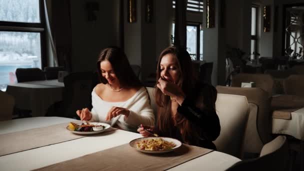 Δύο Νεαρές Γυναίκες Τρώνε Ένα Εστιατόριο Συνάντηση Δύο Φίλων Και — Αρχείο Βίντεο