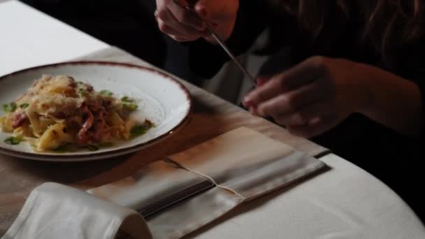 Unge Kvinner Spiser Restaurant Møte Med Venner Spise Middag Sammen – stockvideo