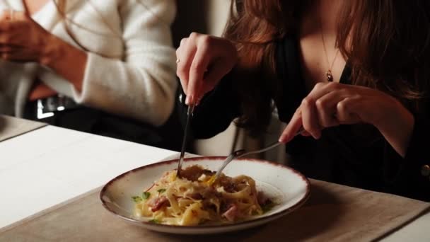 Duas Jovens Comem Num Restaurante Encontro Dois Amigos Jantar Juntos — Vídeo de Stock