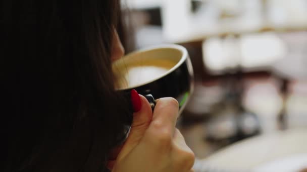 Молодая Женщина Пьет Кофе Кафе Работает Телефоне Женщина Фрилансер Крадет — стоковое видео