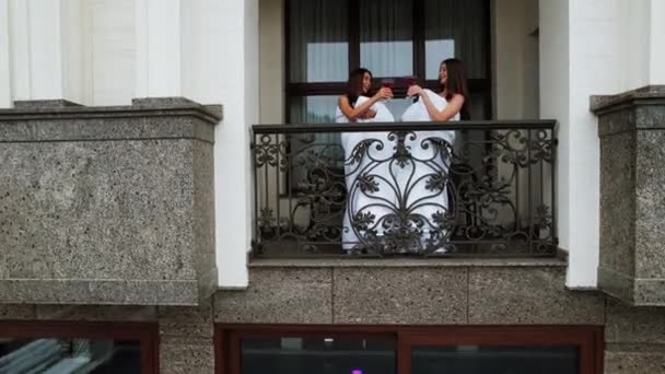 Dwie Młode Kobiety Kocach Pijące Koktajle Balkonie Koncepcja Wakacji Hotelowych — Wideo stockowe