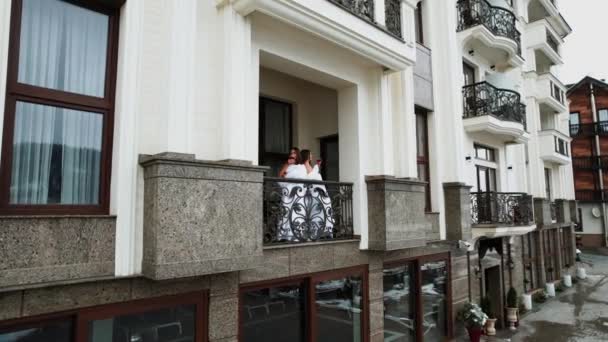 Zwei Junge Frauen Decken Genießen Cocktails Auf Dem Balkon Hotelurlaubskonzept — Stockvideo