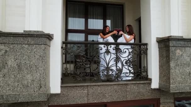 Две Молодые Женщины Одеялах Наслаждаются Коктейлями Балконе Концепция Отдыха Отеле — стоковое видео