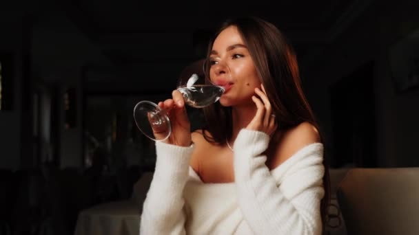 Junge Frau Trinkt Restaurant Sauberes Wasser Aus Glas — Stockvideo