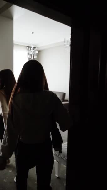 Dwie Młode Kobiety Jadą Wakacje Kobieta Melduje Się Hotelu Śmieje — Wideo stockowe
