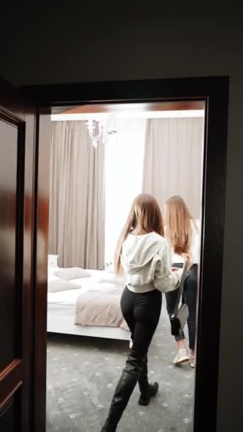 Δύο Νεαρές Γυναίκες Πάνε Διακοπές Μια Γυναίκα Μπαίνει Ένα Ξενοδοχείο — Αρχείο Βίντεο