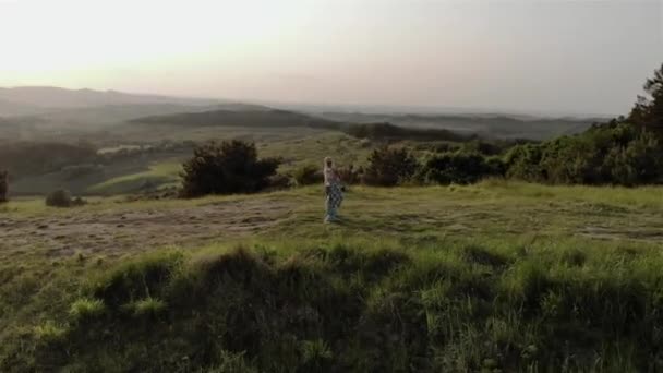 Молодая Женщина Фотограф Позирует Фоне Заката Красивом Лесу Стрельба Дрона — стоковое видео