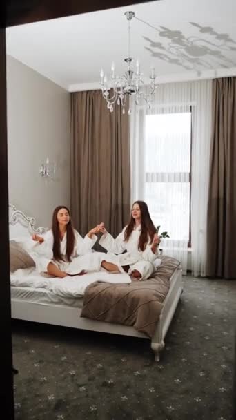 Zwei Junge Frauen Bademänteln Meditieren Morgens Bett Meditation Und Yoga — Stockvideo