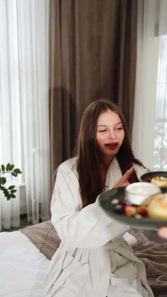 Две Молодые Женщины Халатах Завтракают Постели Здоровые Чизкейки Завтрак Концепция — стоковое видео