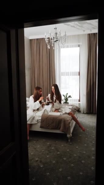 Twee Jonge Vrouwen Badjassen Ontbijten Bed Gezonde Ontbijt Kaastaart Hotel — Stockvideo