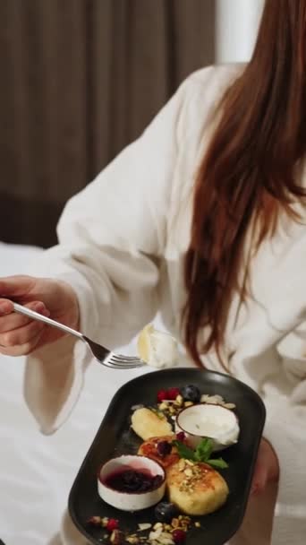 Две Молодые Женщины Халатах Завтракают Постели Здоровые Чизкейки Завтрак Концепция — стоковое видео