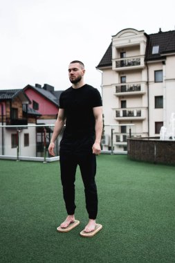 Yağmurlu havada Sadhu tahtalarında bir adam duruyor. Çivi ve meditasyon konsepti.