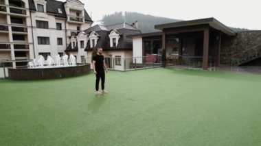 Yağmurlu havada Sadhu tahtalarında bir adam duruyor. Çivi ve meditasyon konsepti 4k.