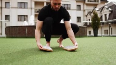 Yağmurlu havada Sadhu tahtalarında bir adam duruyor. Çivi ve meditasyon konsepti 4k.