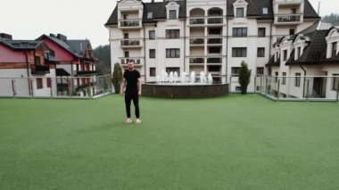 Yağmurlu havada Sadhu tahtalarında bir adam duruyor. Çivi ve meditasyon konsepti 4k.