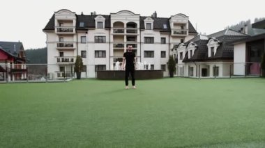 Yağmurlu havada Sadhu tahtalarında bir adam duruyor. Çivi ve meditasyon konsepti 4k.