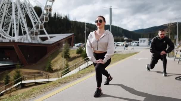 Muž Žena Dělají Ranní Cvičení Běhají Horách Koncept Sportovního Života — Stock video