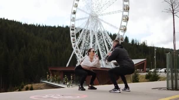 Een Man Een Vrouw Doen Ochtendoefeningen Rennen Bergen Sport Levensconcept — Stockvideo