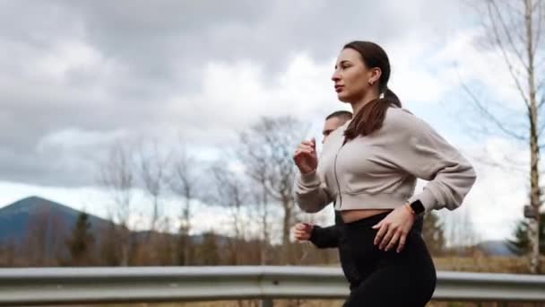 Bir Erkek Bir Kadın Sabah Egzersizi Yapar Dağlarda Koşarlar Spor — Stok video