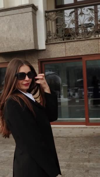 Geschäftsfrau Schwarzen Anzug Posiert Auf Der Terrasse Geschäftskonzept Vertikales Video — Stockvideo