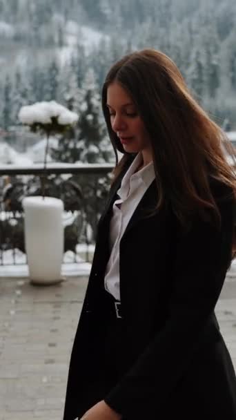 テラスにポーズする黒いスーツのビジネス女性 ビジネスコンセプト 縦ビデオ — ストック動画