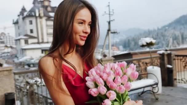 Портрет Красивої Жінки Червоній Сукні Свіжими Тюльпанами Горах Жінка Позує — стокове відео