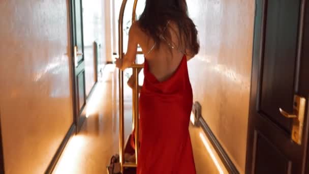 Deux Femmes Sexy Robes Rouges Montent Sur Chariot Bagages Doré — Video