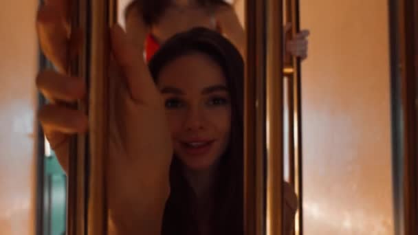 Duas Mulheres Sexy Vestidos Vermelhos Passeio Carrinho Bagagem Dourada Hotel — Vídeo de Stock