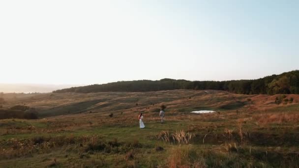 Gelin Damat Gün Batımında Güzel Bir Yerde Yürüyorlar Düğün Gününden — Stok video