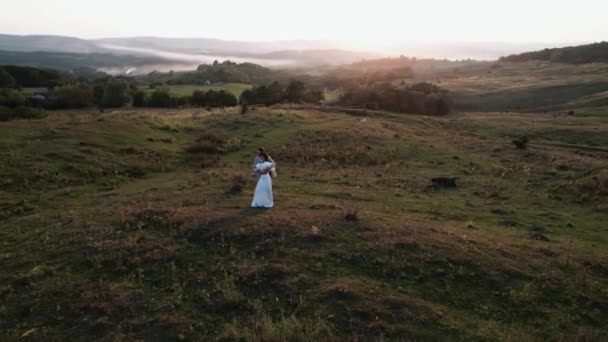 Das Brautpaar Spaziert Bei Sonnenuntergang Durch Einen Malerischen Ort Vom — Stockvideo