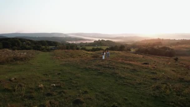 Νύφη Και Γαμπρός Περπατούν Ένα Γραφικό Μέρος Ηλιοβασίλεμα Από Την — Αρχείο Βίντεο