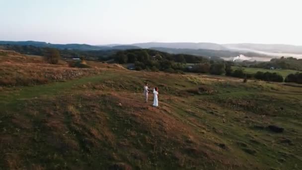 Nevěsta Ženich Procházejí Malebným Místem Při Západu Slunce Svatebního Dne — Stock video