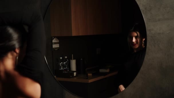 Elegante Frau Schwarzen Kleid Posiert Einer Wohnung Frau Schwarzen Kleid — Stockvideo