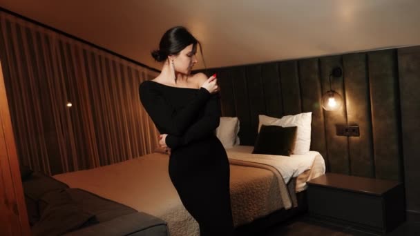 Mulher Elegante Vestido Preto Posando Apartment Woman Vestido Preto Lábios — Vídeo de Stock