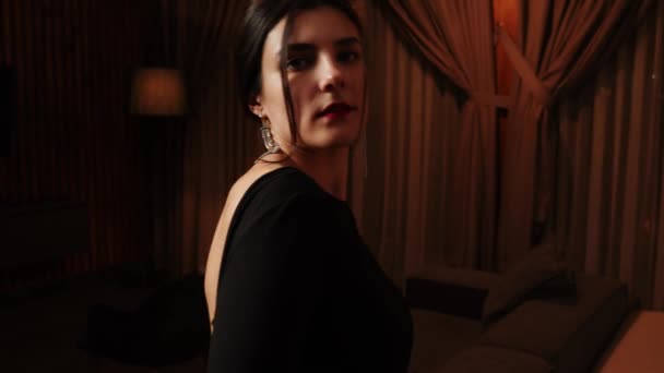 Elegante Donna Abito Nero Posa Appartamento Donna Abito Nero Labbra — Video Stock