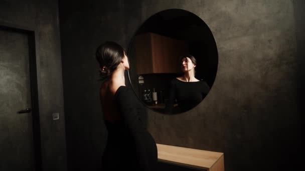 Mujer Elegante Vestido Negro Posando Apartamento Mujer Vestido Negro Labios — Vídeos de Stock