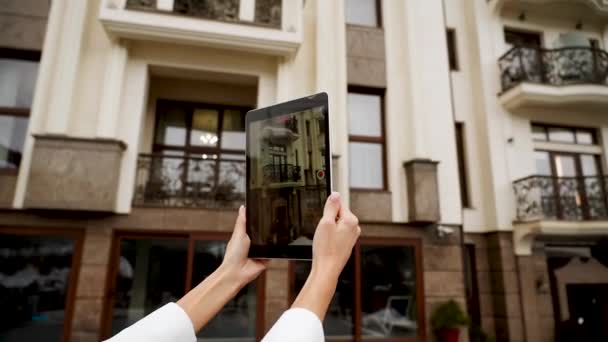 Bir Kadını Bir Binasının Videosunu Tablet Kamerayla Çekiyor Satmak Için — Stok video