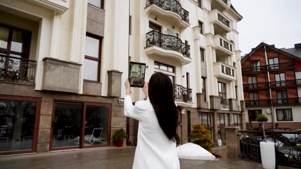 ビジネス女性がタブレットのカメラで住宅ビルのビデオを撮影する 家を売るためのコンセプト クロマキー — ストック動画